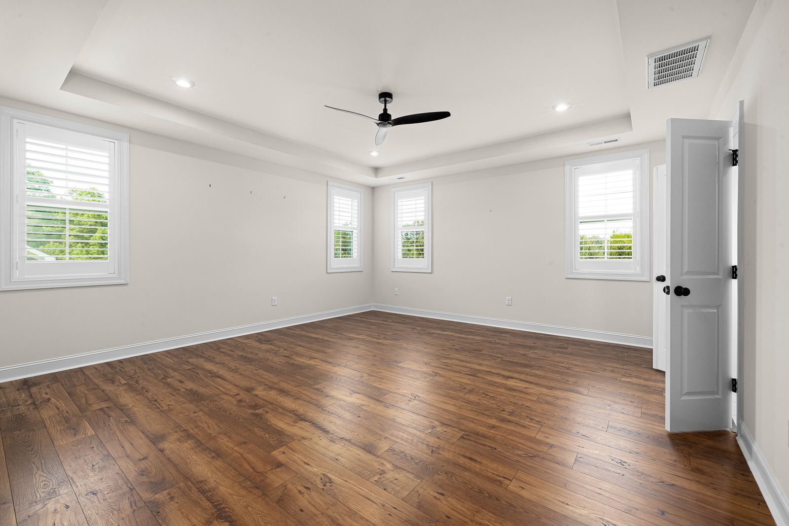 Unstaged room before Modern Farmhouse virtual staging
