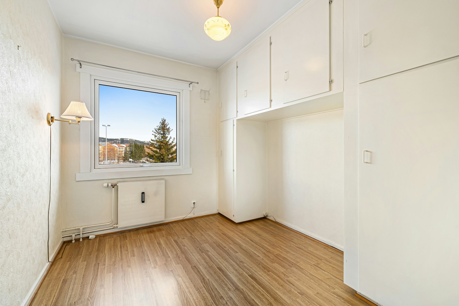 Unstaged room before Luxury virtual staging