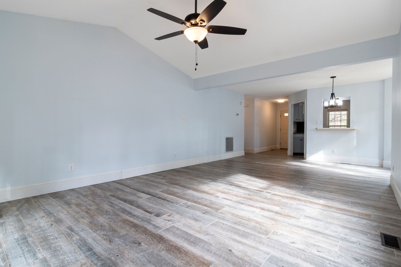 Unstaged room before Modern virtual staging