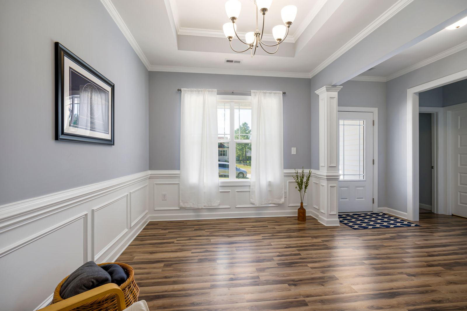 Unstaged room before Traditional virtual staging